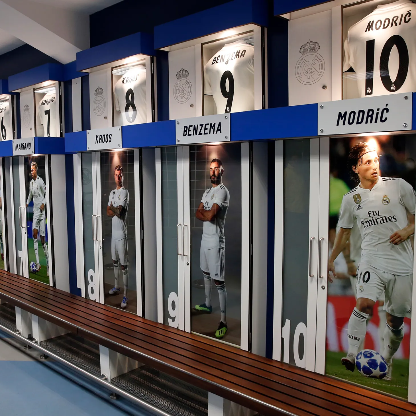 santiago_bernabu_stadium_real_madrid_locker_room_piece__brown_wood_teak_13.webp Pursuit 3 Back To School | Memorabilia^Santiago Bernabéu Stadium Real Madrid Locker Room Piece – Brown Wood Teak