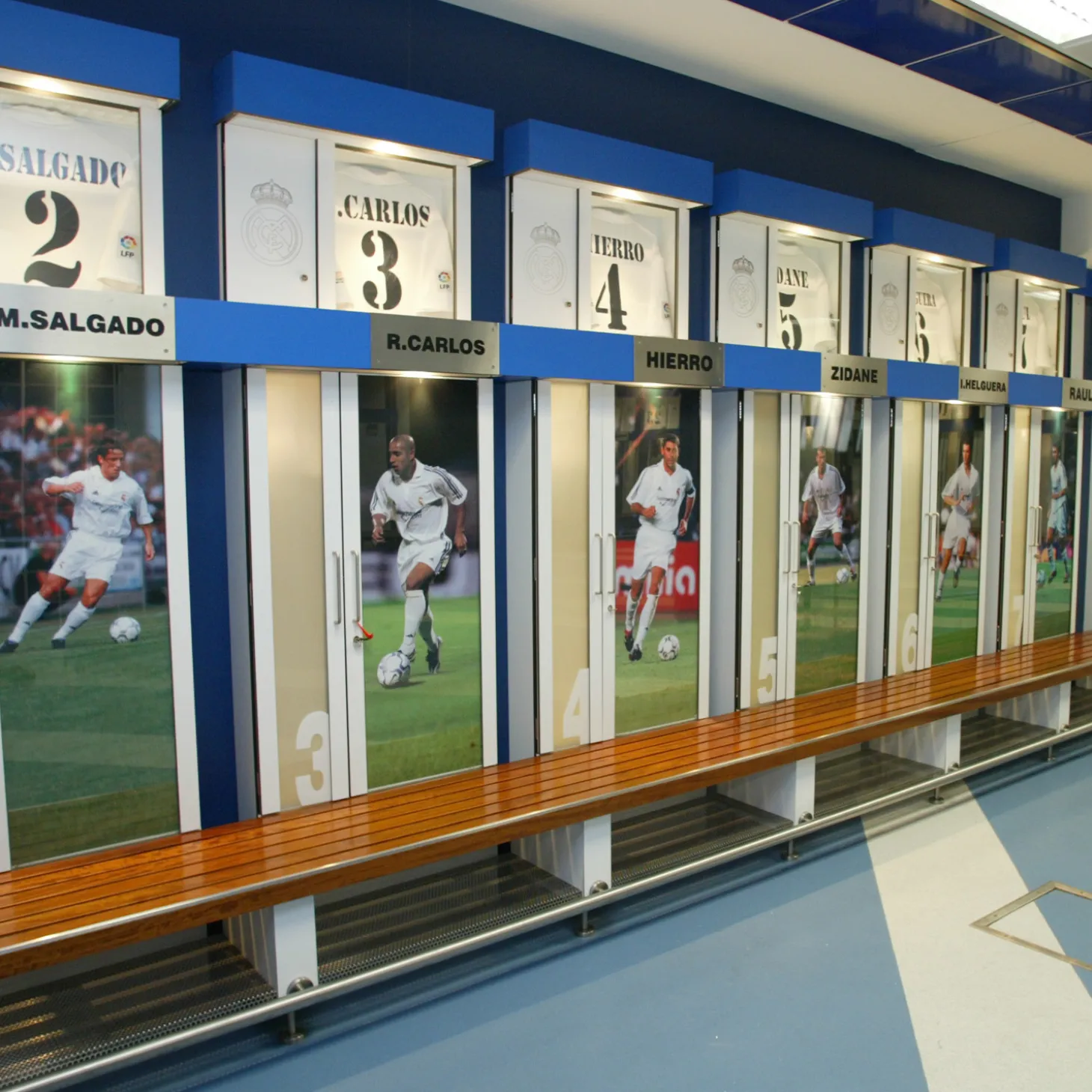 santiago_bernabu_stadium_real_madrid_locker_room_piece__brown_wood_teak_18.webp Pursuit 3 Back To School | Memorabilia^Santiago Bernabéu Stadium Real Madrid Locker Room Piece – Brown Wood Teak