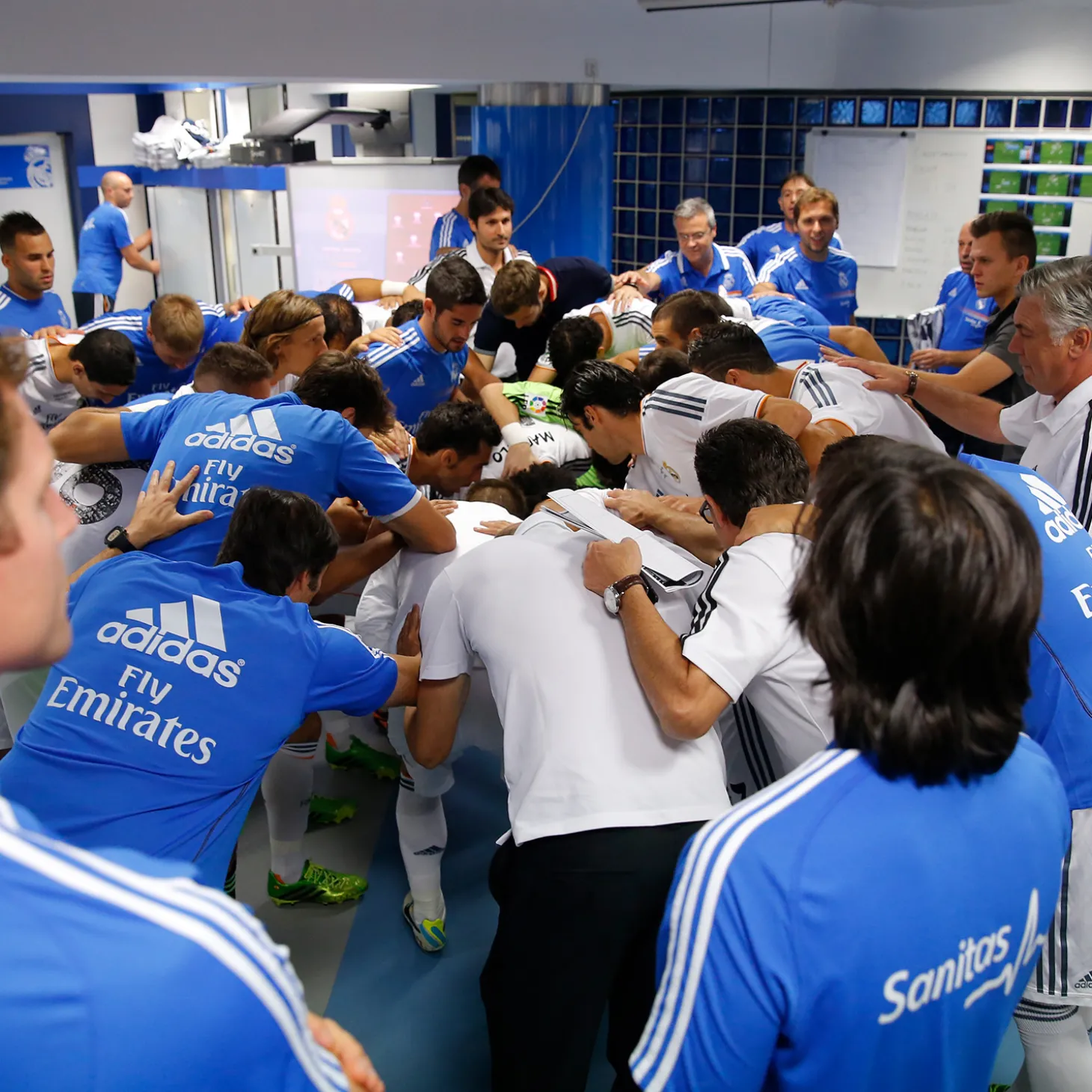 santiago_bernabu_stadium_real_madrid_locker_room_piece__brown_wood_teak_7.webp Pursuit 3 Back To School | Memorabilia^Santiago Bernabéu Stadium Real Madrid Locker Room Piece – Brown Wood Teak