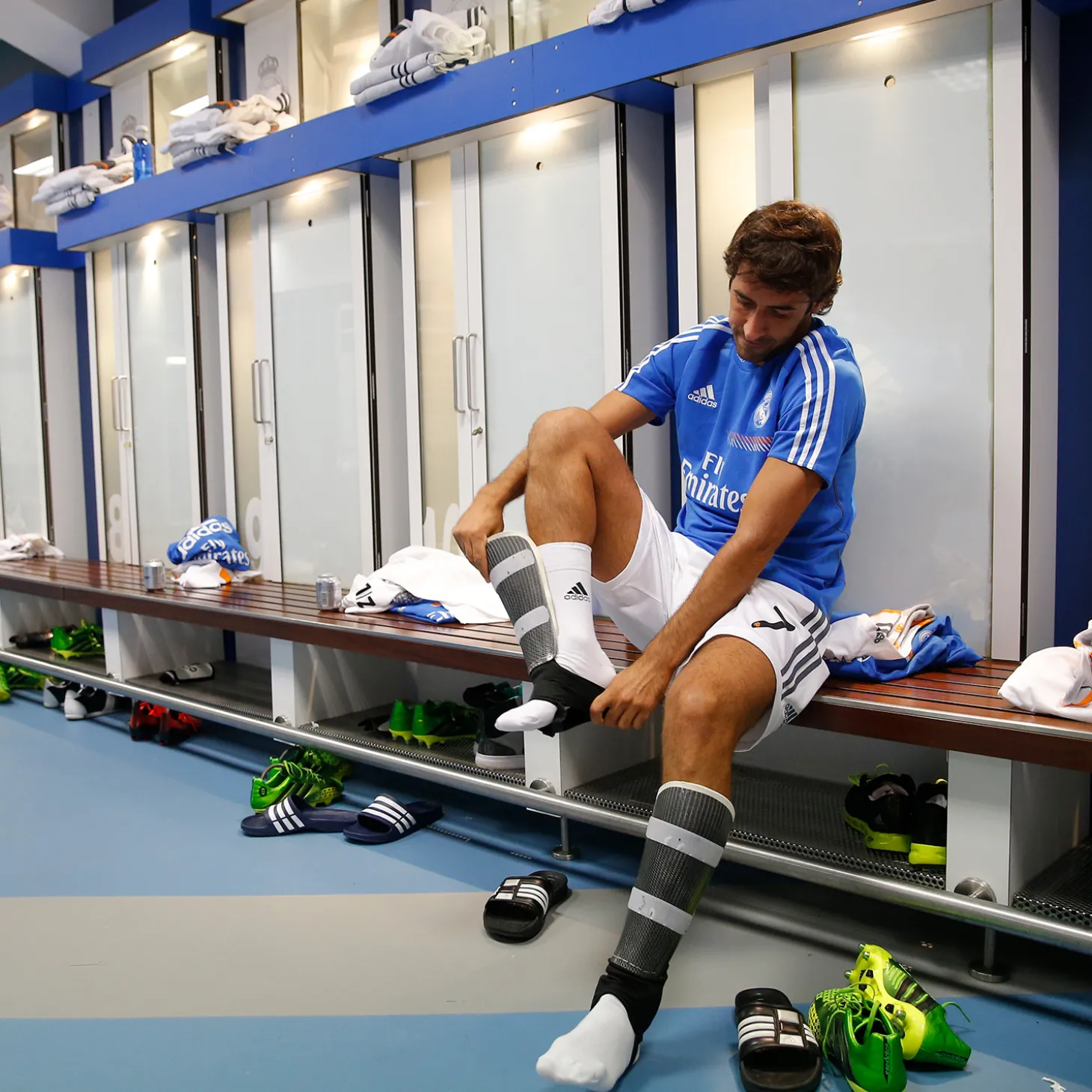 santiago_bernabu_stadium_real_madrid_locker_room_piece__brown_wood_teak_8.webp Pursuit 3 Back To School | Memorabilia^Santiago Bernabéu Stadium Real Madrid Locker Room Piece – Brown Wood Teak