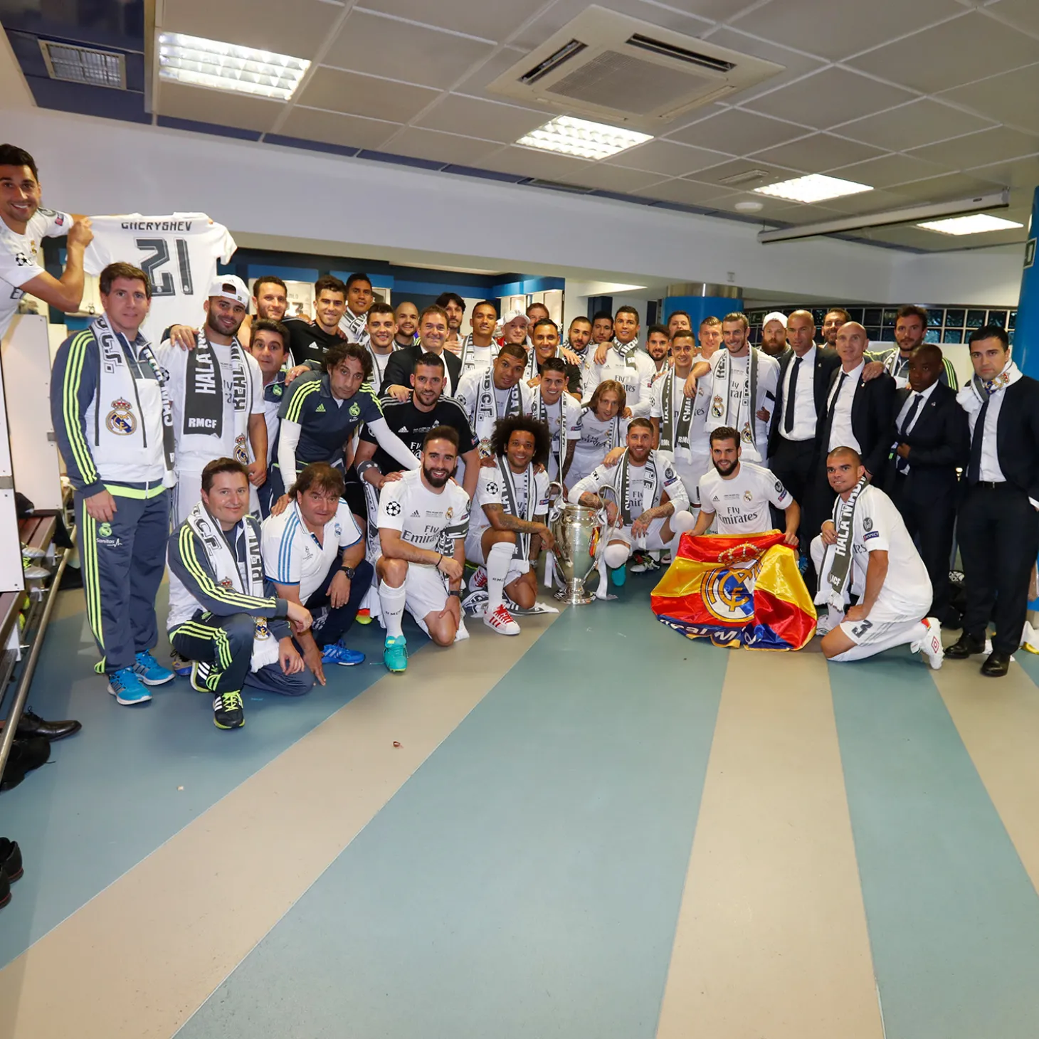 Pursuit 3 Back To School | Memorabilia^Santiago Bernabéu Stadium Real Madrid Locker Room Piece – White Wood Teak